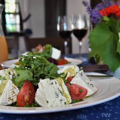 Kecskesajt az Arkadenheurigerben