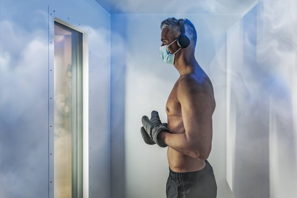 Férfi a -110 Celsius-fokos hűtőkamra belsejében