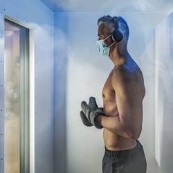 Férfi a hűtőkamrában