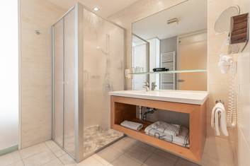 „Standard” kategóriájú fürdőszoba a REDUCE  Vital szállodában