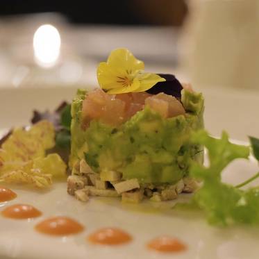 Avokádó-paradicsom tatár füstölt tofuval