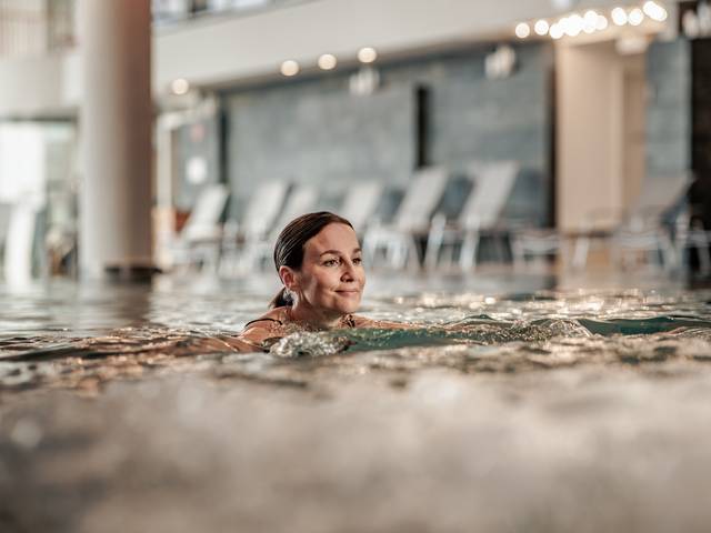 Úszás a termálmedencében