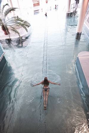 Úszás a Hotel Vital  Reduce fedett medencéjében