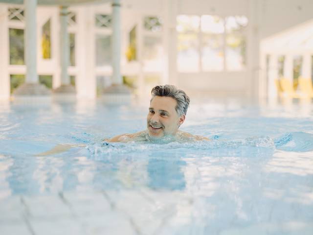 Úszás a tágas fedett medencében