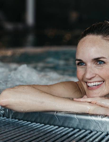 Hölgy a REDUCE  Vital  Bad Tatzmannsdorf termálfürdőjének pezsgőfürdőjében.