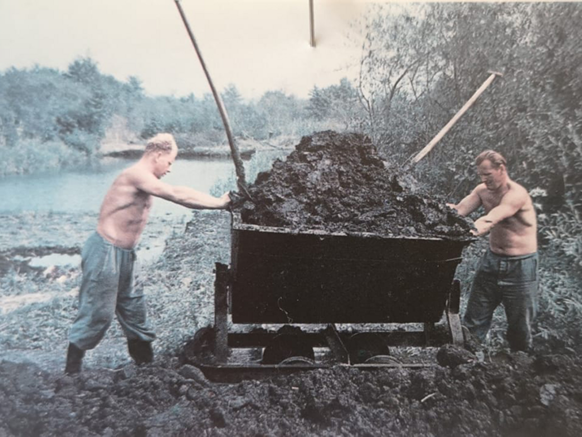 Két férfi a tőzegkitermelés közben Bad Tatzmannsdorfban, 1889