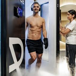 Egy férfi kilép a REDUCE ból.