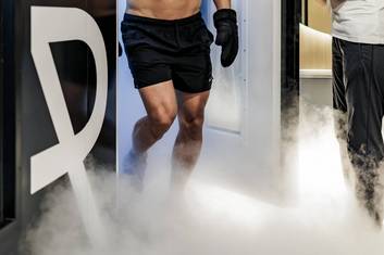 Egy férfi kilép a REDUCE ból.