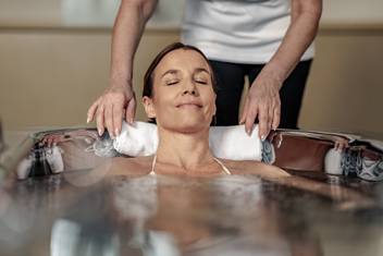 Fürdőzés szénsavas gyógyvízben (c) REDUCE Kremsl/Fülöp