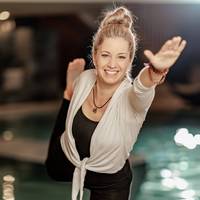 Michaela Bandura jógaoktató egy jóga pózt mutat be