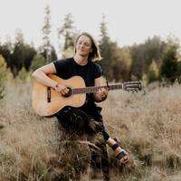 Dr. Sohm a Mohnwobilból a gitárjával