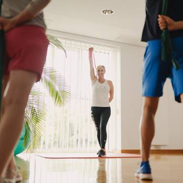 Két résztvevővel tornázó hölgy a REDUCE Bad Tatzmannsdorf aktív programján (c) Karl Schrotter.