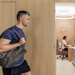 Táplálkozási tanácsadás vagy orvosi konzultáció modern, világos környezetben.