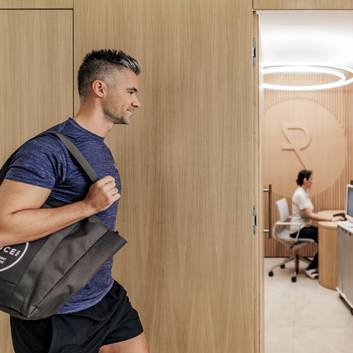 Egy férfi úton a Cardioscan felé a BodyLAB-ban