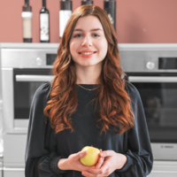 Carolina Richter dietetikus egészséges ételekkel a REDUCE műhelykonyhájában.