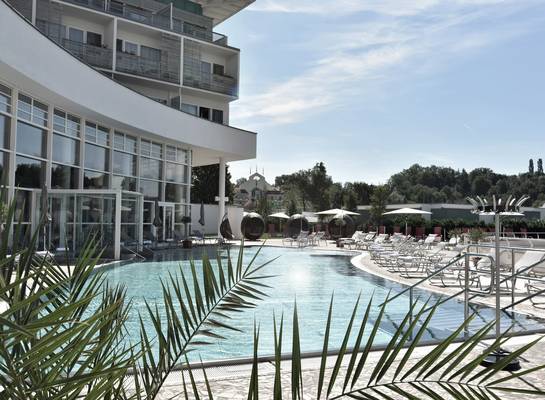 Kültéri medence a REDUCE  Vital  szállodában Bad Tatzmannsdorfban