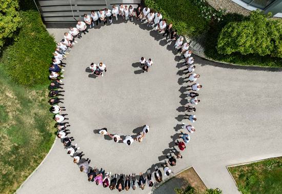 REDUCE egy mosolygó smiley-t formáznak