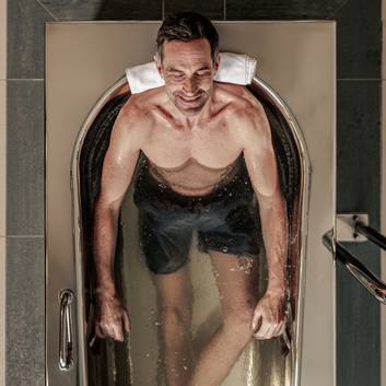 Rozsdamentes acél kád kellemes szénsavas gyógyvízzel