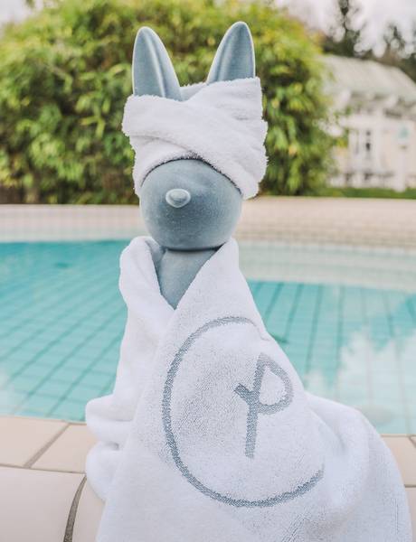 Húsvéti nyuszi a REDUCE  Thermal kültéri medencéje előtt