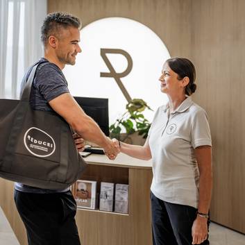 A terapeuta üdvözli a vendéget a BodyLAB-ban