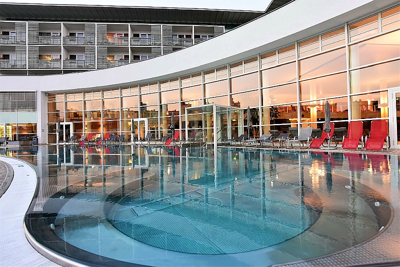 Külső terület medencével a REDUCE  Vital  szállodában Bad Tatzmannsdorfban